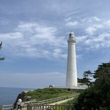 青空に白い灯台が映えて綺麗です