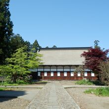 参道正面には本堂