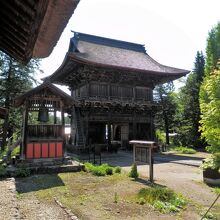 三門の左横には鐘楼