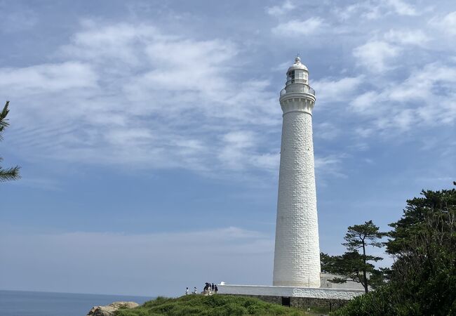 とても綺麗な青い海と空そして白い灯台