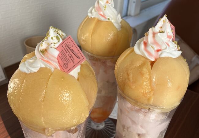 小さなケーキ屋さんの作る桃パフェ