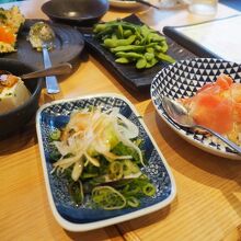 「赤いのにタヌキ冷奴」、「鬼おろしが主役。脇役に生ハム」他