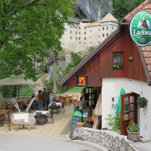 プレジャマ城へ向かう遊歩道途中の坂道をちょっと下ります