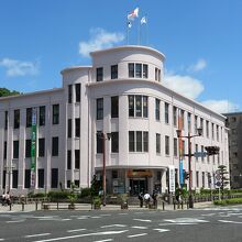 英に描いたような近代建築です