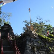 神社の横に