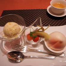 誕生日と告げたら、桃の饅頭をつけてくださいました。