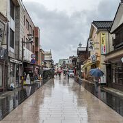 雨の場合は露店のおばさん達の気持ち次第とか聞いたことがありますが、土砂降りになってしまったので、片付ける露店もちらちら有りました。