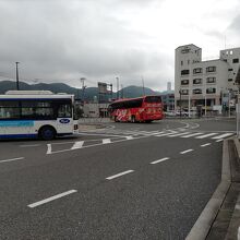 駅前のバスターミナルから、広島行の急行バスが出発。