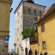 13世紀には見張り台だった塔。今では展望台になって、観光案内所なども入っています。