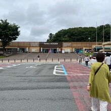 駐車場から見た建物外観