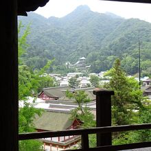 眼下には厳島神社が見えます。