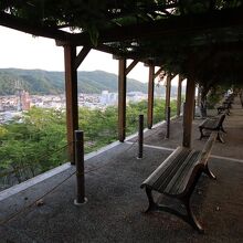 ベンチに座り、津山を一望できます