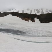 みくりが池は雪と氷で覆われていました