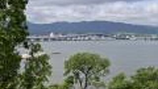 歩いて渡ると車では味わえない絶景に出会えます