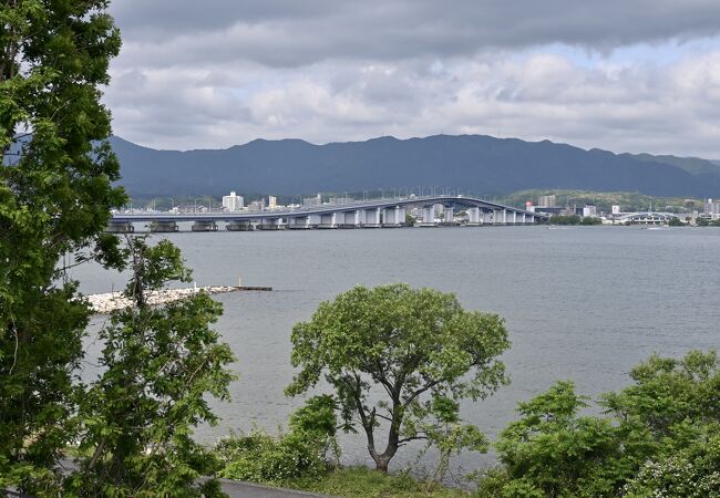 歩いて渡ると車では味わえない絶景に出会えます