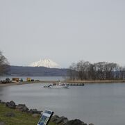 洞爺湖に浮かぶ砂州で繋がった小島