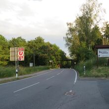 え！こんな所に！と思う場所に看板（画像右手）と駐車場が。