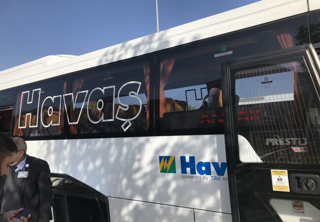 飛行機の到着時間に合わせてバスがある