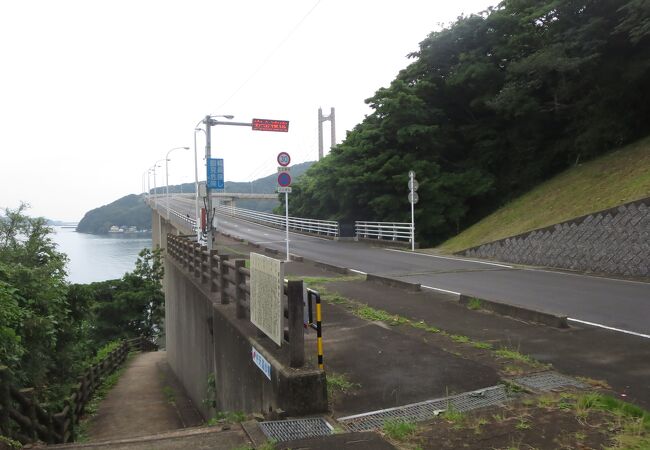 九州本土の呼子と壁島を連絡するデザインの良いコンクリート製の斜張橋です。