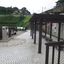 浜野浦の棚田展望台。奥に南京錠をかける場所があります。