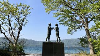 十和田湖畔に立つ二人