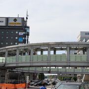 新横浜駅前にある円形の歩道橋