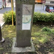 甲突川沿いの散策路。