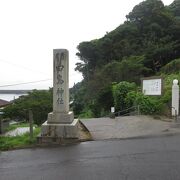 海に面し壱岐の方向に向けて建てられた社殿が印象に残る素晴らしい神社です。