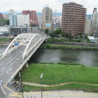 窓からの景色は北上川と開運橋