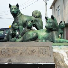 駅前の秋田犬の像