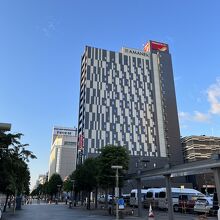 駅からすぐ、特徴ある建物。