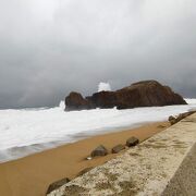 立岩の大きさと日本海の荒波がすごかった