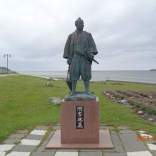 間宮林蔵の立像　なぜか北を向いてません