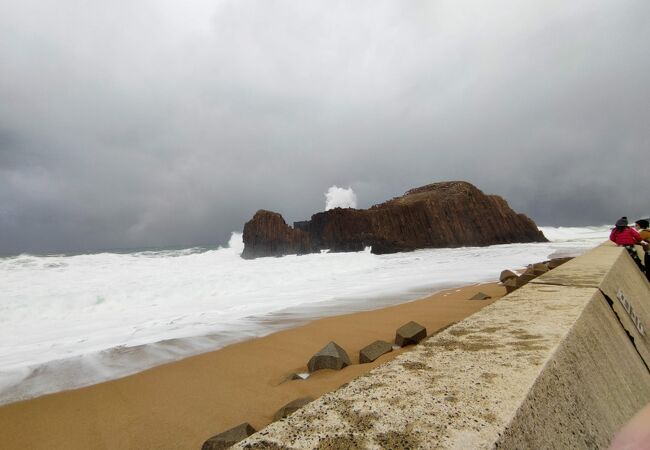 立岩の大きさと日本海の荒波がすごかった