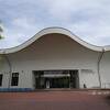 白鳥が羽を広げた形状の建物 （宮城県伊豆沼・内沼サンクチュアリセンター） 