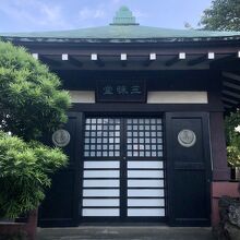 こっちは少し上手に撮れたかな。境内です。