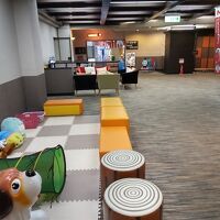 キッズ、マンガ、ゲームコーナー、右奥はレストランです。