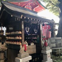 叶稲荷尊天。縁切りで有名らしいです。