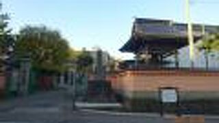 お寺らしくない門構え