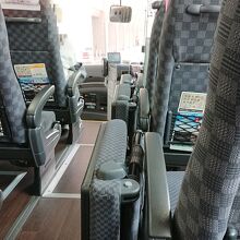 日本のバスは車幅の関係で車内は狭く椅子の間隔も詰まっています