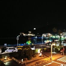宿泊したホテルの客室テラスから夜間ライトアップ風景を撮影