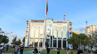 ジュムフーリー メイダーン (共和国広場)