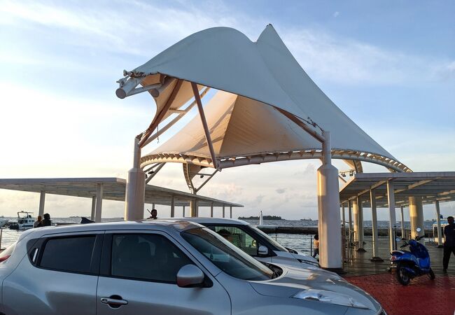 ヨットの帆のようなデザインの桟橋