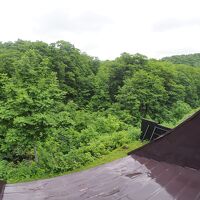 窓からは沢景色