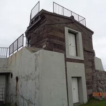 大きな建物ではありません、何度か修復使途用に見えました。