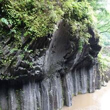 柱状節理の岩肌が見事な景観