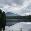 鏡のように飯綱山を映す