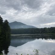 鏡のように飯綱山を映す