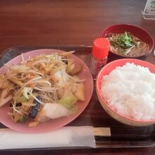 餃子定食より。ごはんと野菜炒め、汁物。