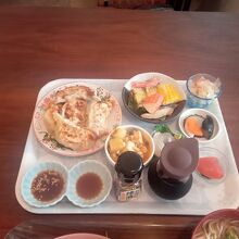 餃子定食より。餃子、卵焼きなどのおかずセット